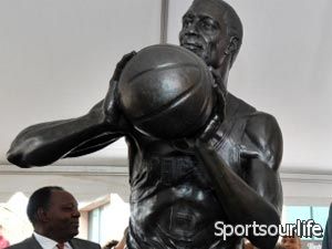 В Бостоне установлен памятник знаменитому американскому баскетболисту Билла Рассела